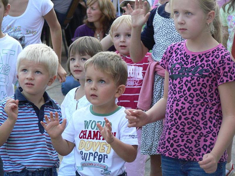 Den srdce v Lázních Teplice nad Bečvou přinesl bohatý program. Na terase lázeňského sanatoria Bečva se představila country skupina Šviháci, revivalová skupina ABBA Radka Kňury, taneční skupina Oldies a klaun Hopsalín.