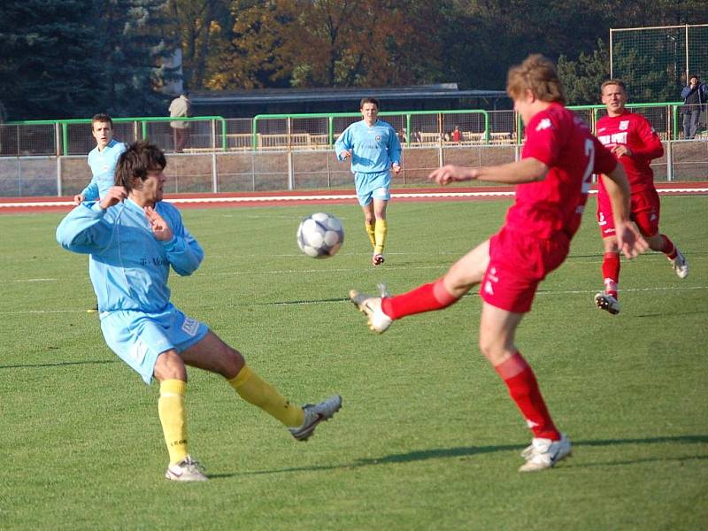 Přerovští fotbalisté (v modrém) na domácím trávníku porazili Jeseník 1:0.