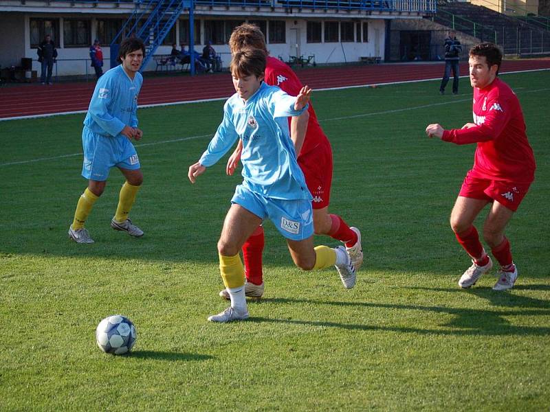 Přerovští fotbalisté (v modrém) na domácím trávníku porazili Jeseník 1:0.