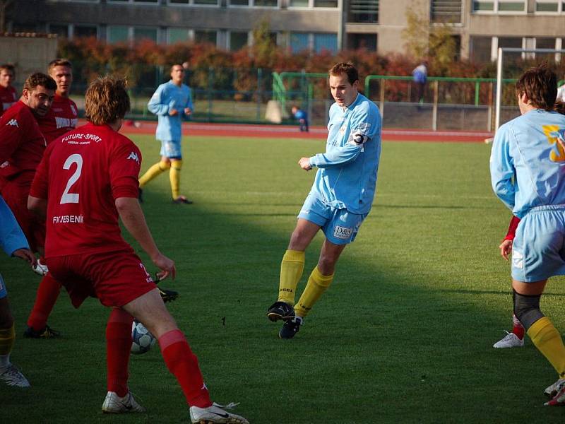 Přerovští fotbalisté (v modrém) na domácím trávníku porazili Jeseník 1:0.