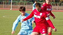 Přerovští fotbalisté (v modrém) na domácím trávníku porazili Jeseník 1:0.