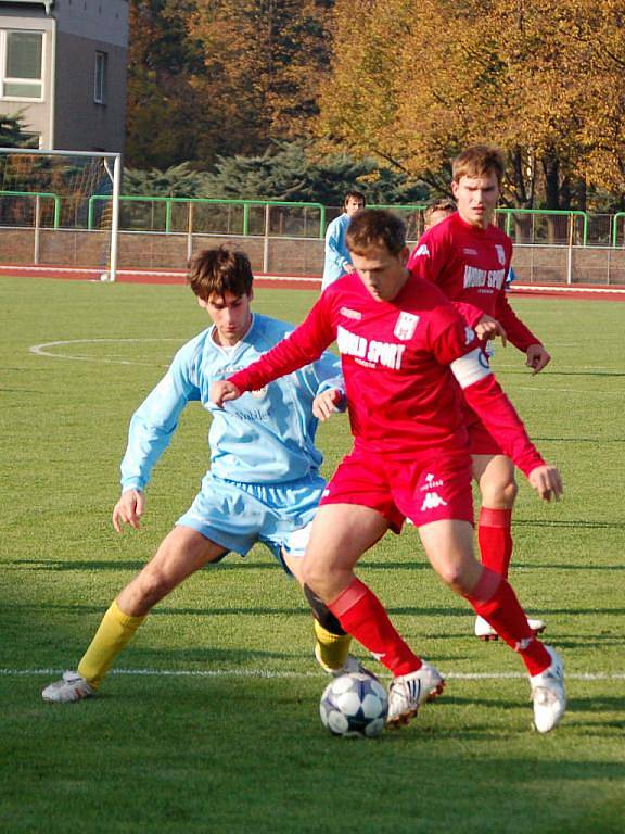 Přerovští fotbalisté (v modrém) na domácím trávníku porazili Jeseník 1:0.