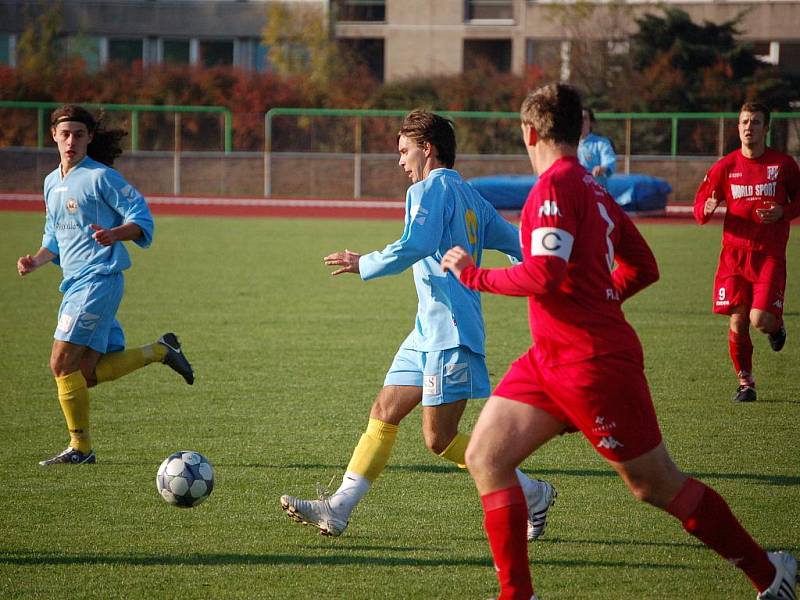 Přerovští fotbalisté (v modrém) na domácím trávníku porazili Jeseník 1:0.