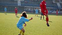 Přerovští fotbalisté (v modrém) na domácím trávníku porazili Jeseník 1:0.