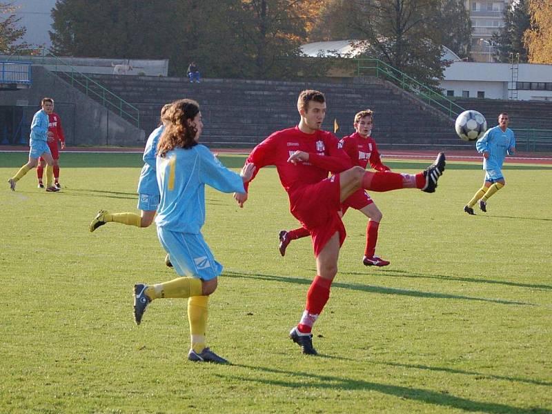 Přerovští fotbalisté (v modrém) na domácím trávníku porazili Jeseník 1:0.