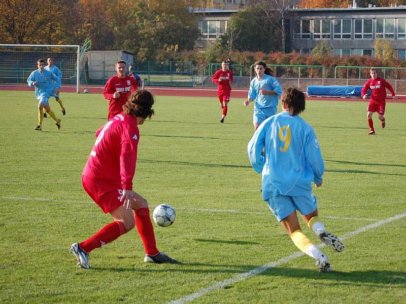 Přerovští fotbalisté (v modrém) na domácím trávníku porazili Jeseník 1:0.