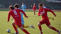 Přerovští fotbalisté (v modrém) na domácím trávníku porazili Jeseník 1:0.