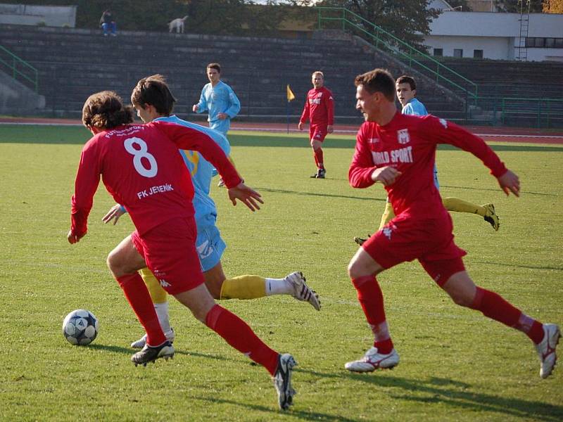 Přerovští fotbalisté (v modrém) na domácím trávníku porazili Jeseník 1:0.