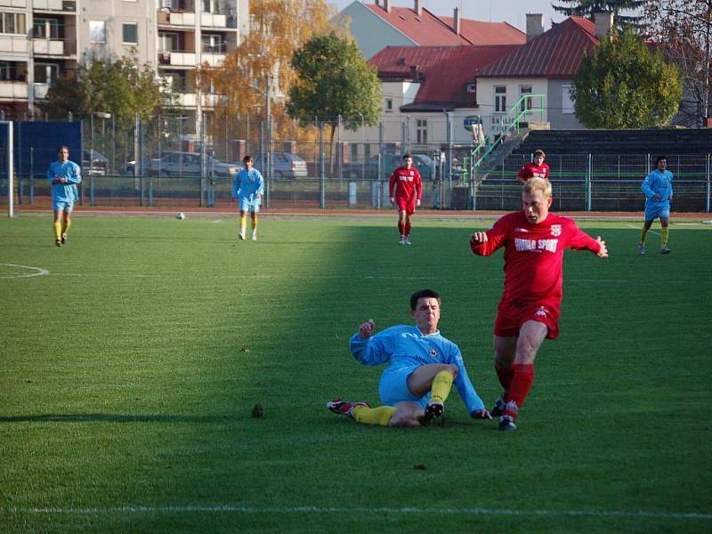 Přerovští fotbalisté (v modrém) na domácím trávníku porazili Jeseník 1:0.