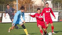 Přerovští fotbalisté (v modrém) na domácím trávníku porazili Jeseník 1:0.