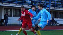 Přerovští fotbalisté (v modrém) na domácím trávníku porazili Jeseník 1:0.