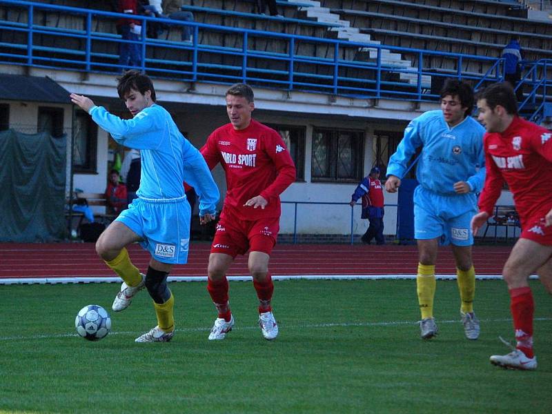 Přerovští fotbalisté (v modrém) na domácím trávníku porazili Jeseník 1:0.