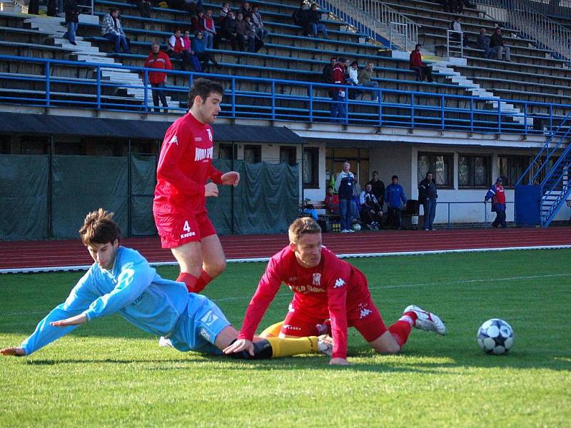 Přerovští fotbalisté (v modrém) na domácím trávníku porazili Jeseník 1:0.