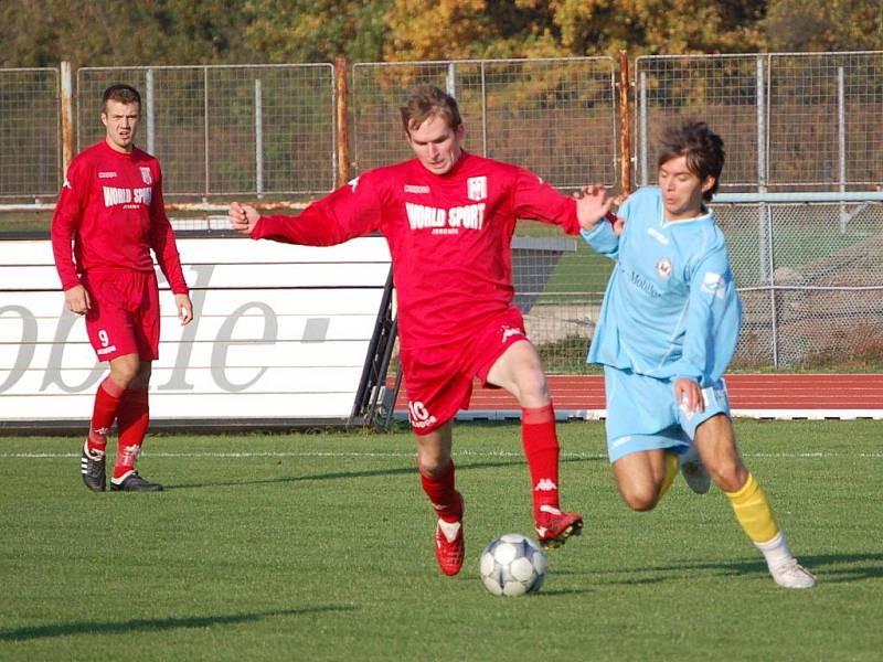 Přerovští fotbalisté (v modrém) na domácím trávníku porazili Jeseník 1:0.