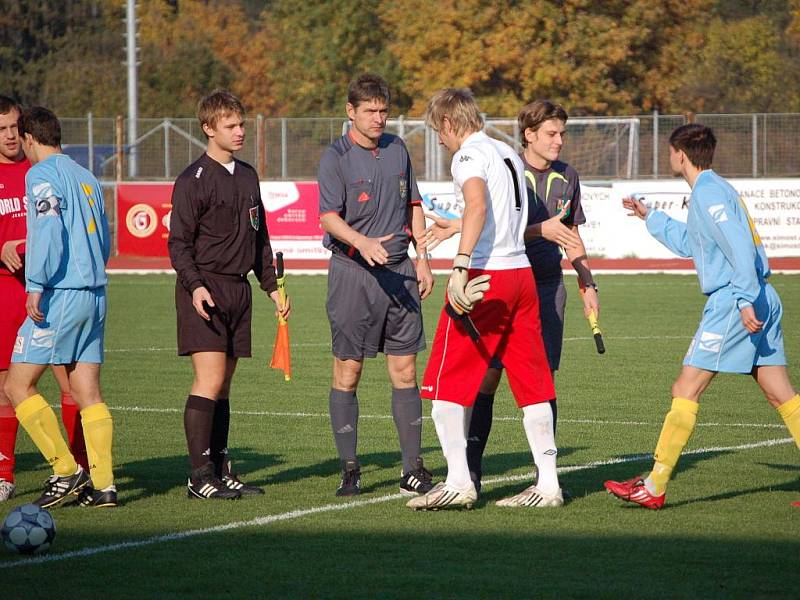 Přerovští fotbalisté (v modrém) na domácím trávníku porazili Jeseník 1:0.