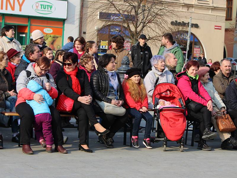 Na akci Vítání jara vystoupila na hranickém náměstí v sobotu 24. března cimbálová muzika Okybača, taneční oddělení ZUŠ Hranice, folklorní soubor Rozmarýnek a Děcka z Drahotuš.