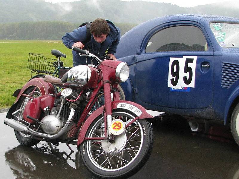 Odltimer club Helfštýn ukončil jízdou veteránů poslední zářijovou neděli letošní sezonu. Spanilá jízda starých motocyklů a aut zavítala i na letiště v Drahotuších.