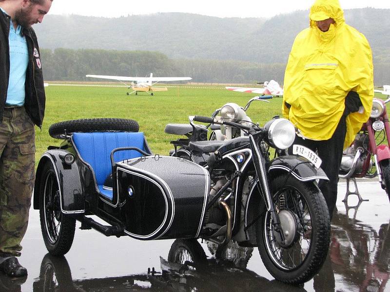 Odltimer club Helfštýn ukončil jízdou veteránů poslední zářijovou neděli letošní sezonu. Spanilá jízda starých motocyklů a aut zavítala i na letiště v Drahotuších.