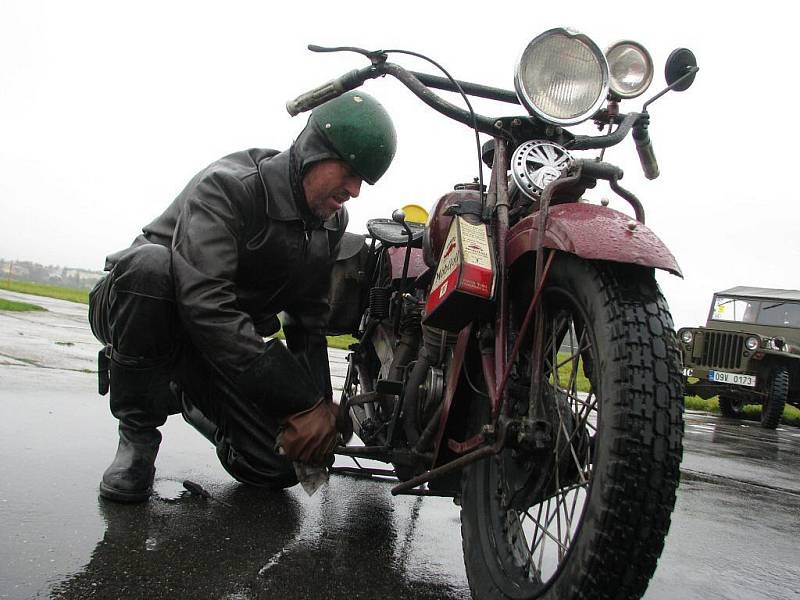 Odltimer club Helfštýn ukončil jízdou veteránů poslední zářijovou neděli letošní sezonu. Spanilá jízda starých motocyklů a aut zavítala i na letiště v Drahotuších.