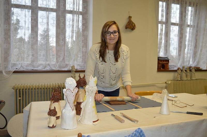 Výrobu keramického čerta si pod dohledem zkušené výtvarnice Pavly Odstrčilové vyzkoušela i praktikantka Přerovského a hranického deníku, studentka žurnalistiky Masarykovy univerzity v Brně Monika Smetanová.