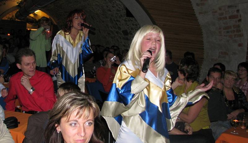 Skupina Abba revival ovládla Zámecký klub v Hranicích.