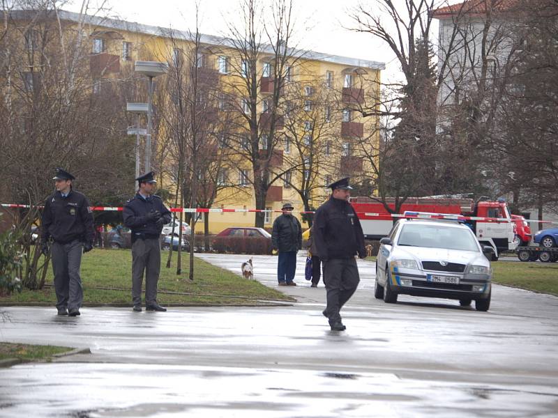 Přerovští policisté  evakuvali třináctipatrový dům v ulici Trávník. V jednom z bytů nalezli granát a další střelivo. Dům muselo opustit několik desítek obyvatel.