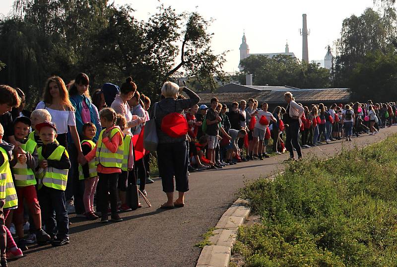 Více než tři tisíce lidí spojilo v pátek 7. září v Hranicích své ruce za účelem vytvoření nového zápisu do České knihy rekordů. Foto:  Filip Mátl