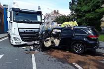 Vážná dopravní nehoda při níž se srazil kamion s osobním autem měla za následek těžce zraněného řidiče osobní toyoty.