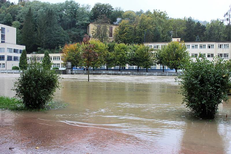 Bečva v lázních Teplice nad Bečvou ve středu 14. října 2020 v 15.30 hodin.