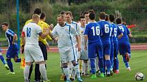 Fotbalisté Hranic (v pruhovaném) v domácím utkání s Přerovem (6:2).