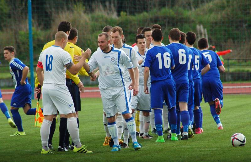 Fotbalisté Hranic (v pruhovaném) v domácím utkání s Přerovem (6:2).