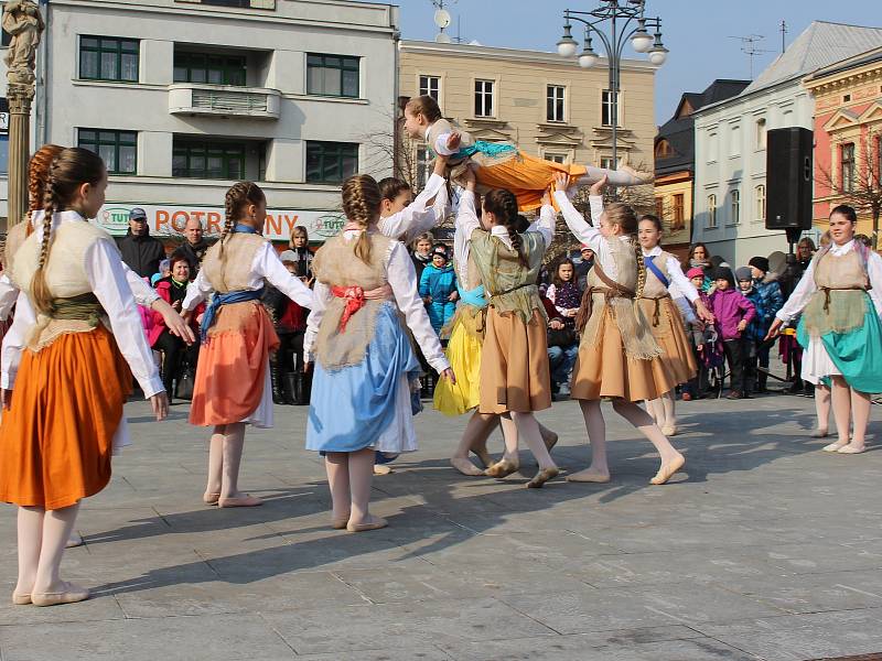 Na akci Vítání jara vystoupila na hranickém náměstí v sobotu 24. března cimbálová muzika Okybača, taneční oddělení ZUŠ Hranice, folklorní soubor Rozmarýnek a Děcka z Drahotuš.