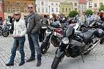 Na sto padesát motocyklů mohli obdivovat lidé, kteří se přišli podívat v sobotu na Masarykovo náměstí v Hranicích. V kostele Stětí sv. Jana Křtitele se konala tradiční motorkářská mše, která je součástí zahájení sezony. 