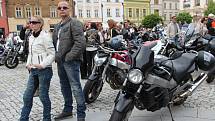 Na sto padesát motocyklů mohli obdivovat lidé, kteří se přišli podívat v sobotu na Masarykovo náměstí v Hranicích. V kostele Stětí sv. Jana Křtitele se konala tradiční motorkářská mše, která je součástí zahájení sezony. 