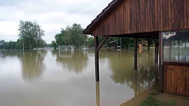 Fotbalové hřiště v Ústí bývá také často pod vodou. Nachází se v bezprostřední blízkosti Bečvy.