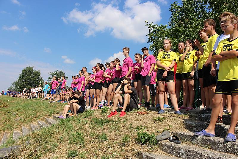 Festival dračích lodí na hranické Bečvě - závody základních a středních škol