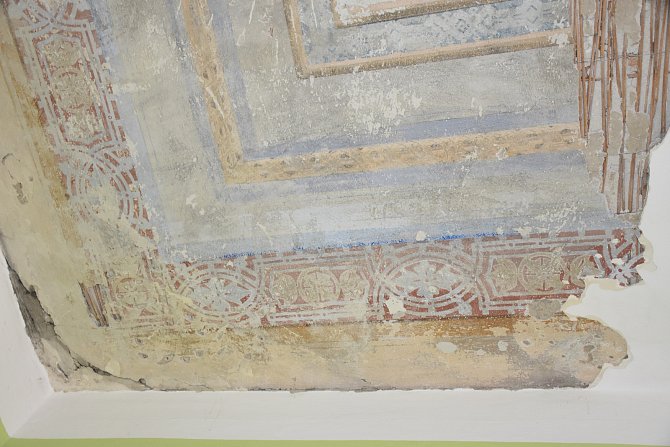 Během rekonstrukce knihovny v Hranicích byly objeveny malby, jejich stáří se zkoumá