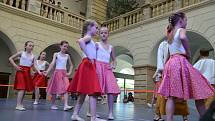 Mezinárodní den tance oslavili řadou vystoupení ve dvoraně hranického zámku žáci tanečního oboru zdejší Základní umělecké školy.