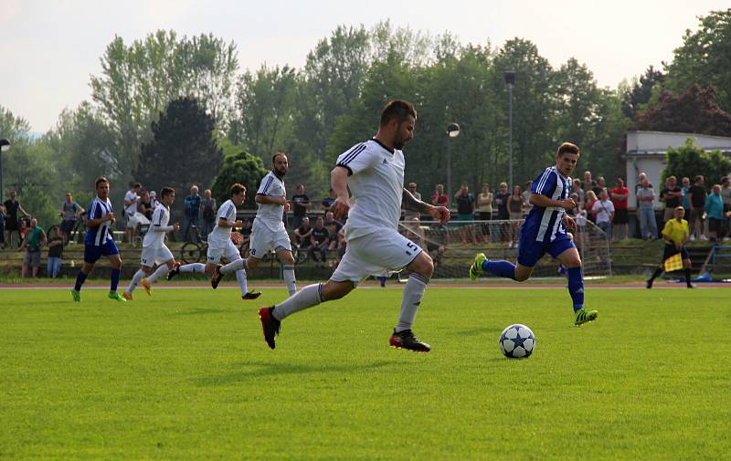 Divizní derby mezi SK Hranice a TJ Sokol Ústí (v bílém)