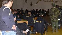 Pátrat po pohřešované přijelo v úterý 13. října dopoledne do Horního Újezda celkem 115 policistů. Základnu si zřídili v kulturním sále obecního úřadu. 