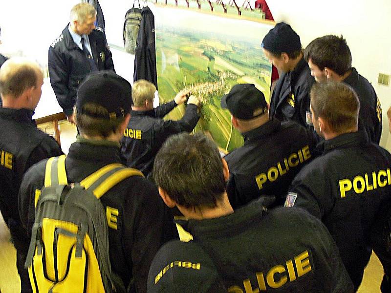 U letecké mapy Horního Újezdu si policisté rozdělili revíry, které pak metr po metru prohledávali. 