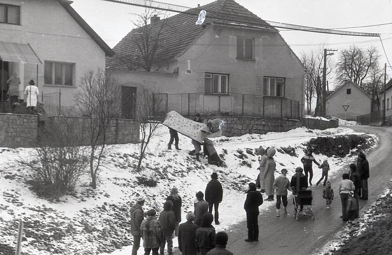 Masopust z Jihlavska. Na snímcích ze 70., 80. a 90. let minulého století je vidět vodění medvěda z Jezdovic a něco málo z obce Salavice.