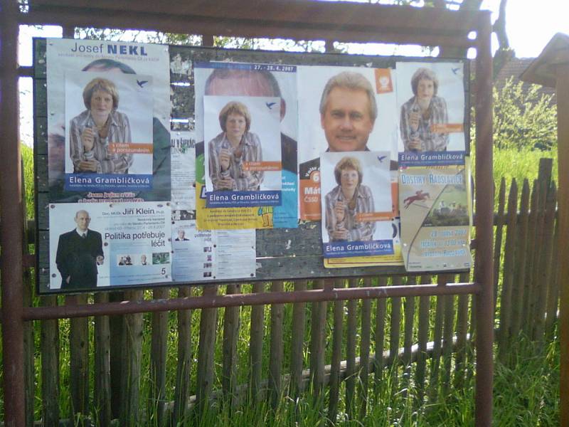 Jednotliví kandidáti si neváhali navzájem přelepovat plakáty.