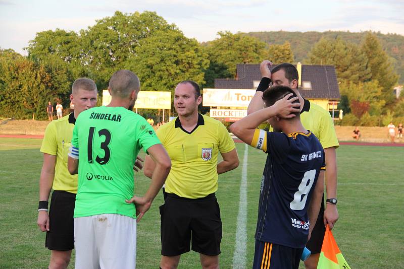 Utkání 1. kola MOL Cupu mezi SK Hranice (v modrém) a MFK Karviná rozhodovaly po remíze 2:2 až penalty.