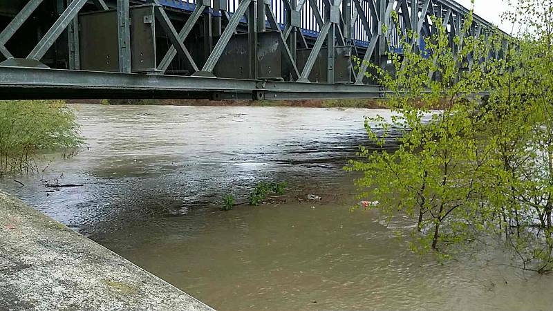 Řeka Bečva se v pátek na některých místech rozlila - zaplavila například sportoviště v Ústí na Hranicku.
