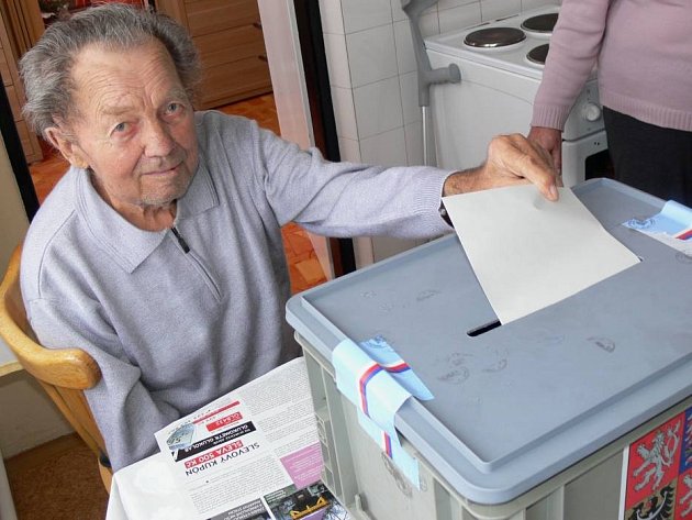 Účasti u voleb v teple domova v sobotu využil také jeden z nejstarších obyvatel Skaličky, dvaadevadesátiletý Antonín Vinklárek.