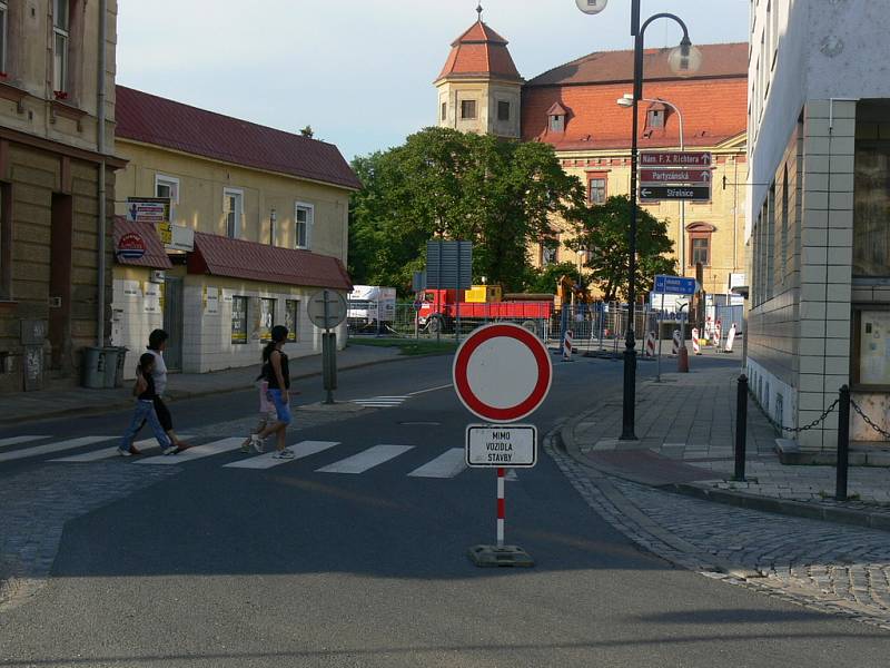 Řidiči v Holešově musí v těchto dnech počítat s drobným omezením.