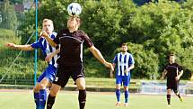 Fotbalisté SK Hranice (v pruhovaném) padli v předkole MOL Cupu s Kozlovicemi 1:2.