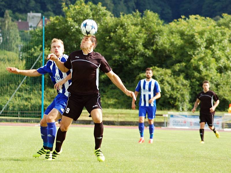 Fotbalisté SK Hranice (v pruhovaném) padli v předkole MOL Cupu s Kozlovicemi 1:2.