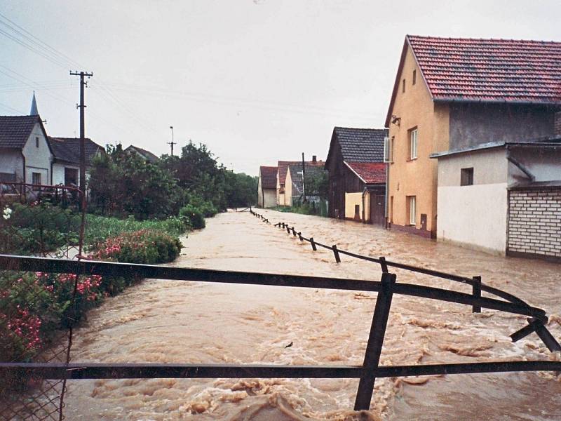 Potoční ulice a ulice Na Hrázi v Hustopečích nad Bečvou byly v městysu v roce 1997 postiženy povodní jako jediné.